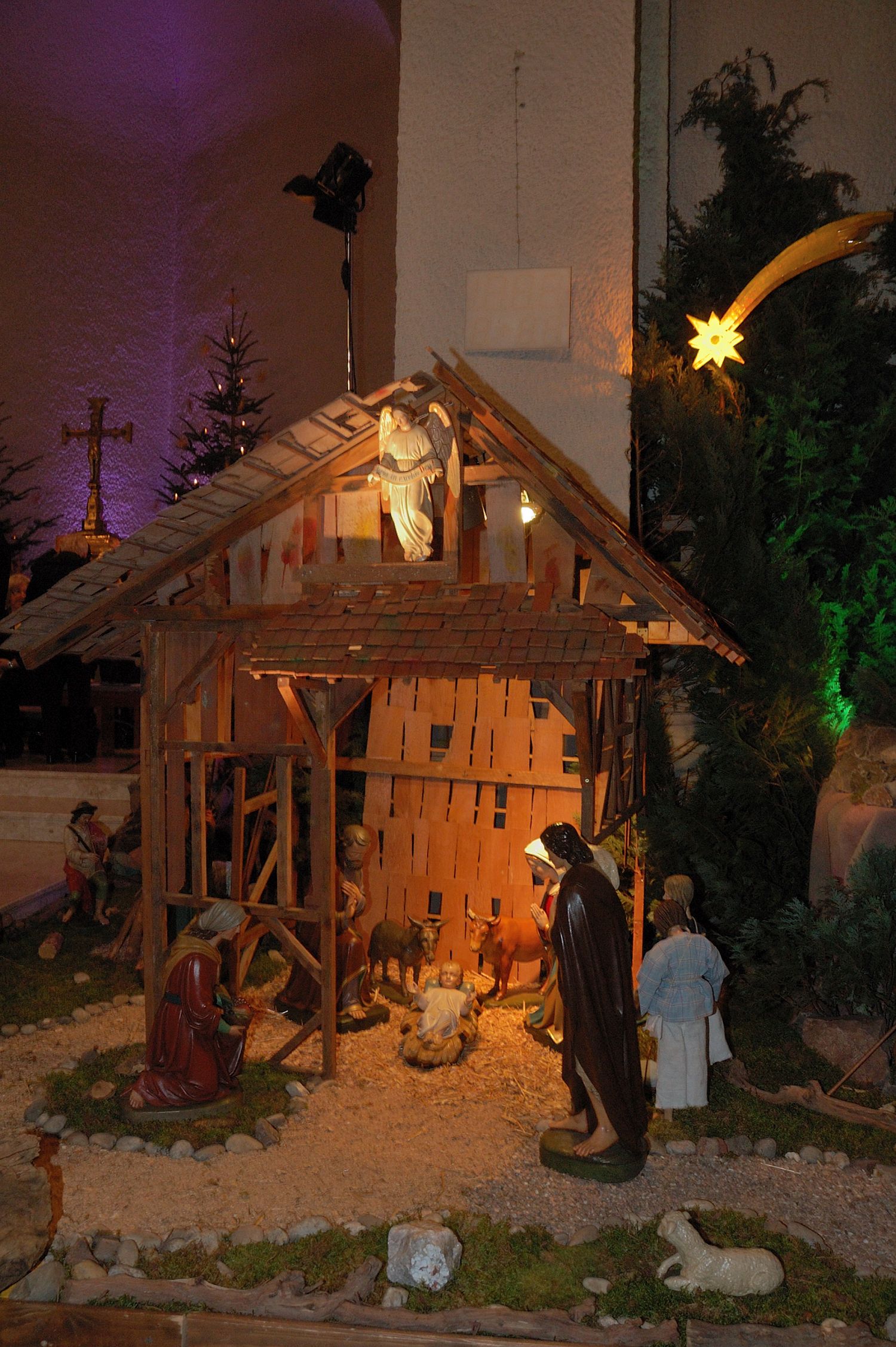 Weihnachtskrippe in der Kirche Außen