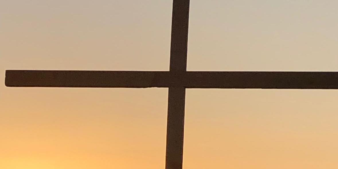 Kreuz im Sonnenaufgang