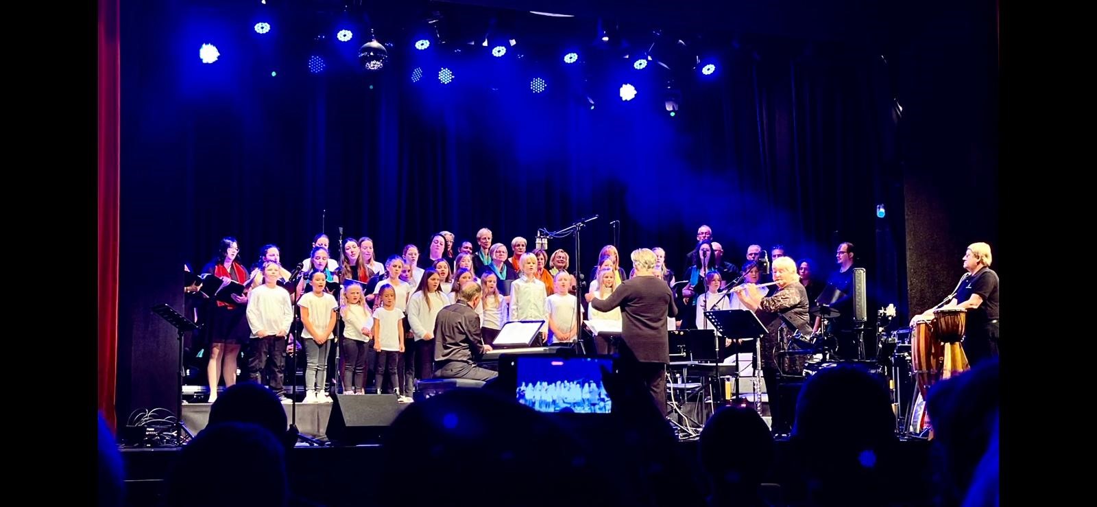 Choer Chantant Lebach und Junge Kantorei Schmelz, Heike Quinten, Andreas Conrad in der Stadthalle Lebach