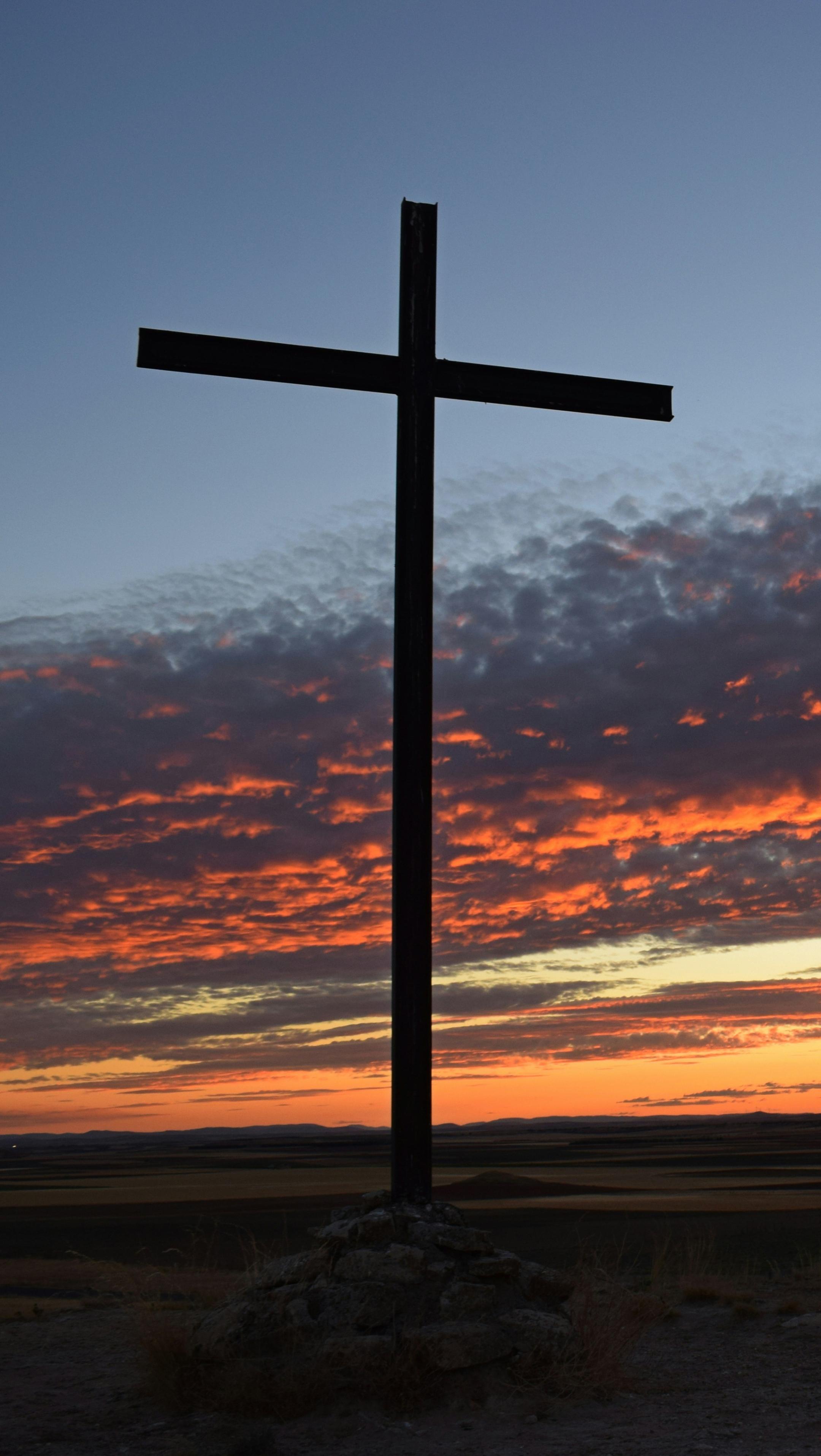 Kreuz und Sonnenuntergang