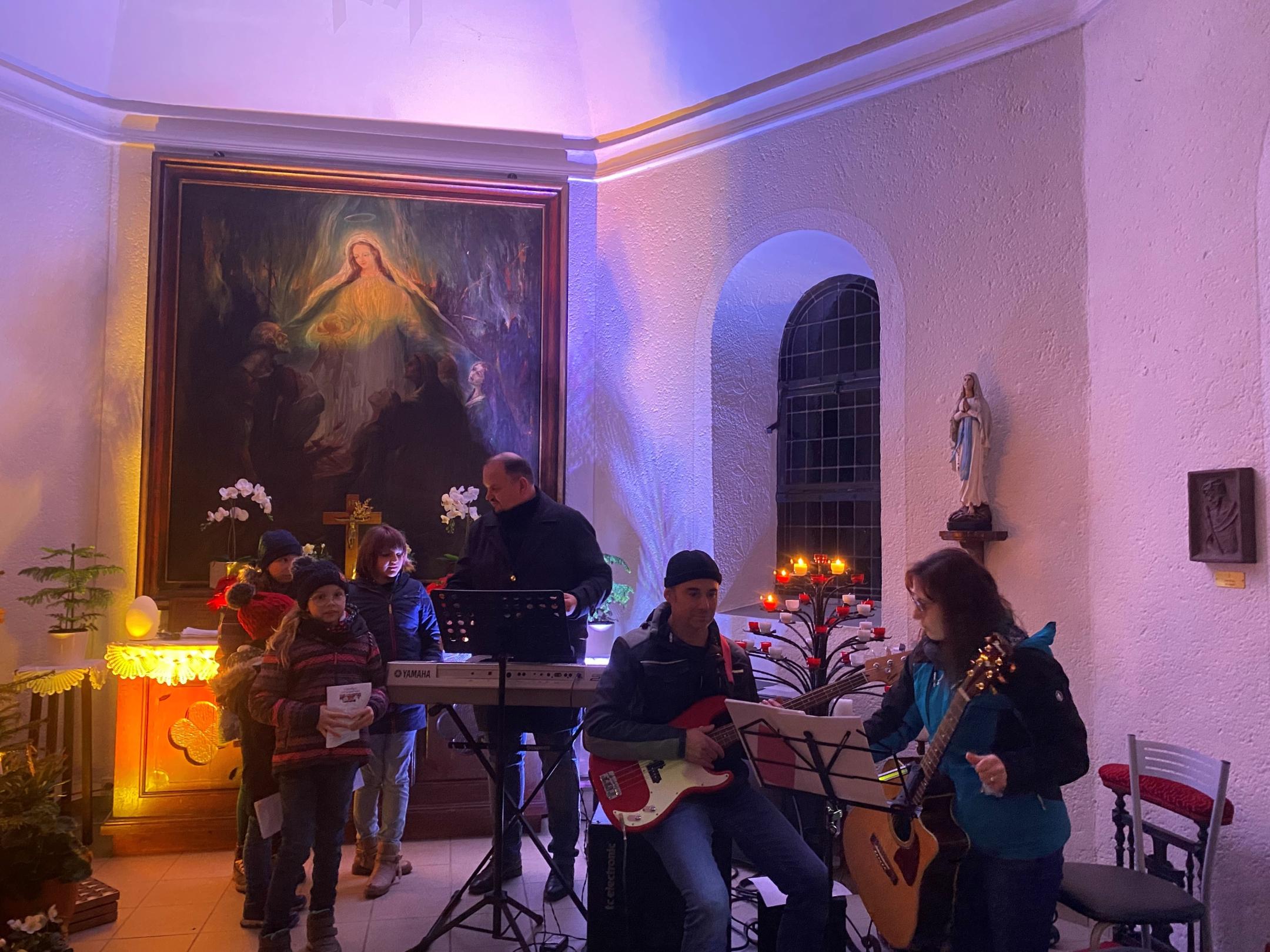 Eine bunt erleuchtete Marienkapelle mit Chor und Band